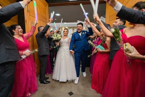 As melhores ideias e inspirações criativas de fotos de casamento registradas por fotógrafos profissionais de eventos da empresa Criativus Foto e Vídeo na Igreja Paróquia Nossa Senhora das Graças: Fotos do momento dos noivos com os padrinhos'