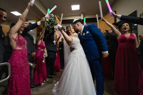 As melhores ideias e inspirações criativas de fotos de casamento registradas por fotógrafos profissionais de eventos da empresa Criativus Foto e Vídeo na Igreja Paróquia Nossa Senhora das Graças: Fotos do momento dos noivos com os padrinhos'