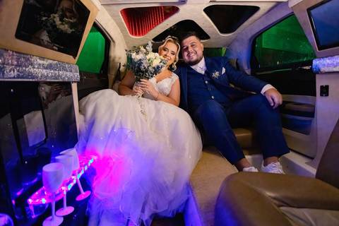 As melhores ideias e inspirações criativas de fotos de casamento registradas por fotógrafos profissionais de eventos da empresa Criativus Foto e Vídeo na Igreja Paróquia Nossa Senhora das Graças: Fotos do momento dos noivos na limosine'