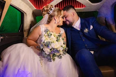 As melhores ideias e inspirações criativas de fotos de casamento registradas por fotógrafos profissionais de eventos da empresa Criativus Foto e Vídeo na Igreja Paróquia Nossa Senhora das Graças: Fotos do momento dos noivos na limosine'