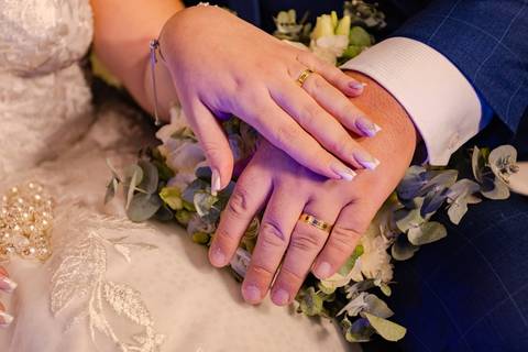 As melhores ideias e inspirações criativas de fotos de casamento registradas por fotógrafos profissionais de eventos da empresa Criativus Foto e Vídeo na Igreja Paróquia Nossa Senhora das Graças: Fotos do momento dos noivos na limosine'