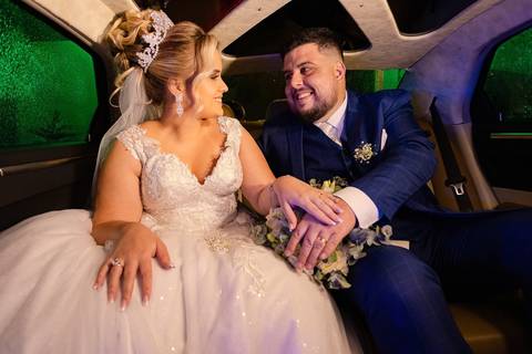 As melhores ideias e inspirações criativas de fotos de casamento registradas por fotógrafos profissionais de eventos da empresa Criativus Foto e Vídeo na Igreja Paróquia Nossa Senhora das Graças: Fotos do momento dos noivos na limosine'