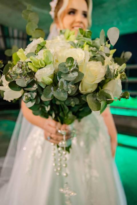 As melhores ideias e inspirações criativas de fotos de casamento registradas por fotógrafos profissionais de eventos da empresa Criativus Foto e Vídeo na Igreja Paróquia Nossa Senhora das Graças: Fotos protocolares dos noivos na festa '
