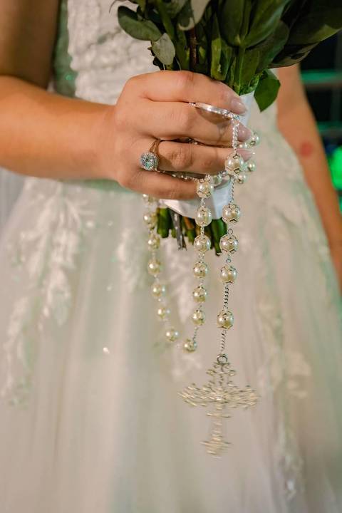 As melhores ideias e inspirações criativas de fotos de casamento registradas por fotógrafos profissionais de eventos da empresa Criativus Foto e Vídeo na Igreja Paróquia Nossa Senhora das Graças: Fotos protocolares dos noivos na festa '