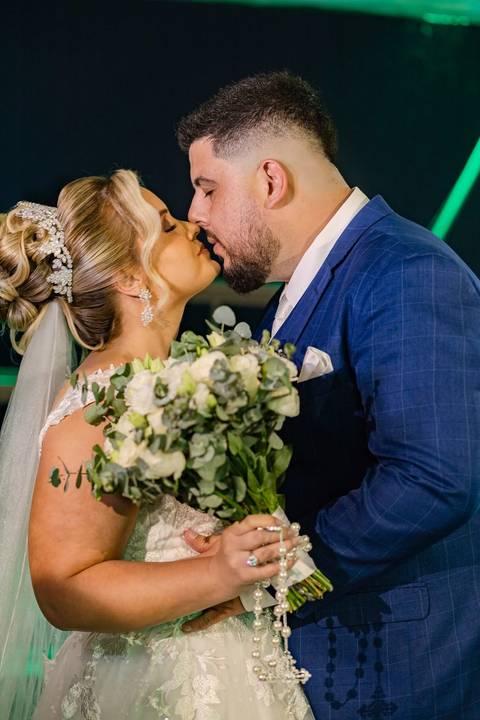 As melhores ideias e inspirações criativas de fotos de casamento registradas por fotógrafos profissionais de eventos da empresa Criativus Foto e Vídeo na Igreja Paróquia Nossa Senhora das Graças: Fotos protocolares dos noivos na festa '