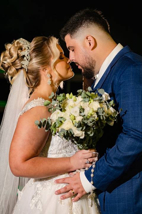 As melhores ideias e inspirações criativas de fotos de casamento registradas por fotógrafos profissionais de eventos da empresa Criativus Foto e Vídeo na Igreja Paróquia Nossa Senhora das Graças: Fotos protocolares dos noivos na festa '