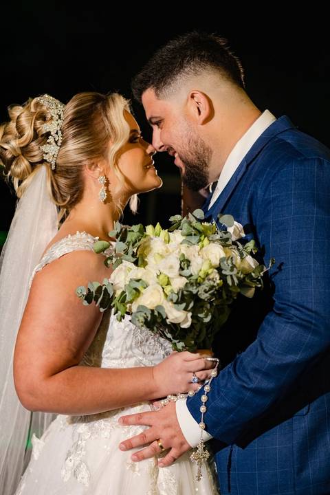 As melhores ideias e inspirações criativas de fotos de casamento registradas por fotógrafos profissionais de eventos da empresa Criativus Foto e Vídeo na Igreja Paróquia Nossa Senhora das Graças: Fotos protocolares dos noivos na festa '