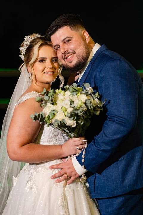 As melhores ideias e inspirações criativas de fotos de casamento registradas por fotógrafos profissionais de eventos da empresa Criativus Foto e Vídeo na Igreja Paróquia Nossa Senhora das Graças: Fotos protocolares dos noivos na festa '
