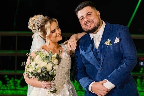 As melhores ideias e inspirações criativas de fotos de casamento registradas por fotógrafos profissionais de eventos da empresa Criativus Foto e Vídeo na Igreja Paróquia Nossa Senhora das Graças: Fotos protocolares dos noivos na festa '