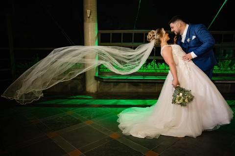 As melhores ideias e inspirações criativas de fotos de casamento registradas por fotógrafos profissionais de eventos da empresa Criativus Foto e Vídeo na Igreja Paróquia Nossa Senhora das Graças: Fotos protocolares dos noivos na festa '