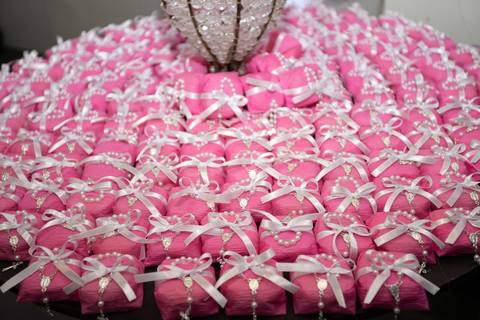 As melhores ideias e inspirações criativas de fotos de casamento registradas por fotógrafos profissionais de eventos da empresa Criativus Foto e Vídeo na Igreja Paróquia Nossa Senhora das Graças: Fotos das lembrancinhas '