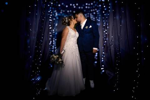 As melhores ideias e inspirações criativas de fotos de casamento registradas por fotógrafos profissionais de eventos da empresa Criativus Foto e Vídeo na Igreja Paróquia Nossa Senhora das Graças: Fotos protocolares dos noivos na festa '