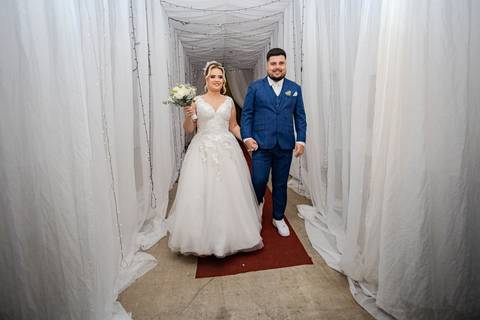 As melhores ideias e inspirações criativas de fotos de casamento registradas por fotógrafos profissionais de eventos da empresa Criativus Foto e Vídeo na Igreja Paróquia Nossa Senhora das Graças: Fotos protocolares dos noivos na festa '