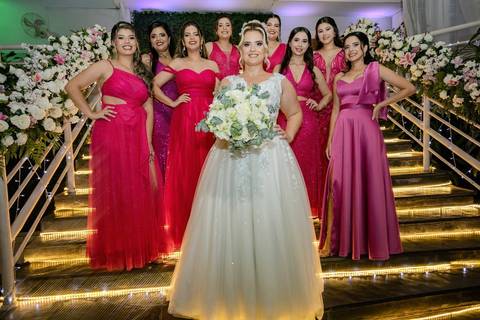 As melhores ideias e inspirações criativas de fotos de casamento registradas por fotógrafos profissionais de eventos da empresa Criativus Foto e Vídeo na Igreja Paróquia Nossa Senhora das Graças: Fotos protocolares da noiva com as madrinhas'