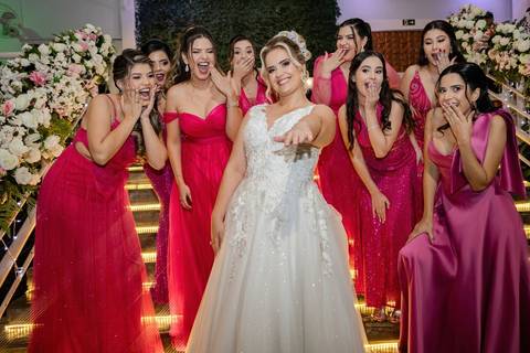 As melhores ideias e inspirações criativas de fotos de casamento registradas por fotógrafos profissionais de eventos da empresa Criativus Foto e Vídeo na Igreja Paróquia Nossa Senhora das Graças: Fotos protocolares da noiva com as madrinhas'