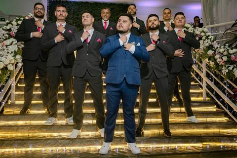 As melhores ideias e inspirações criativas de fotos de casamento registradas por fotógrafos profissionais de eventos da empresa Criativus Foto e Vídeo na Igreja Paróquia Nossa Senhora das Graças: Fotos protocolares do noivo com os padrinhos'