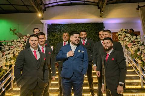 As melhores ideias e inspirações criativas de fotos de casamento registradas por fotógrafos profissionais de eventos da empresa Criativus Foto e Vídeo na Igreja Paróquia Nossa Senhora das Graças: Fotos protocolares do noivo com os padrinhos'