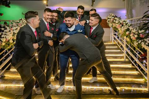 As melhores ideias e inspirações criativas de fotos de casamento registradas por fotógrafos profissionais de eventos da empresa Criativus Foto e Vídeo na Igreja Paróquia Nossa Senhora das Graças: Fotos protocolares do noivo com os padrinhos'