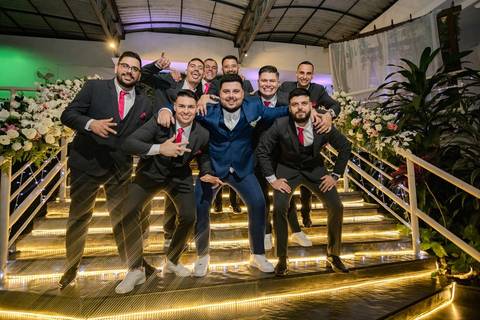 As melhores ideias e inspirações criativas de fotos de casamento registradas por fotógrafos profissionais de eventos da empresa Criativus Foto e Vídeo na Igreja Paróquia Nossa Senhora das Graças: Fotos protocolares do noivo com os padrinhos'