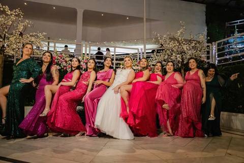 As melhores ideias e inspirações criativas de fotos de casamento registradas por fotógrafos profissionais de eventos da empresa Criativus Foto e Vídeo na Igreja Paróquia Nossa Senhora das Graças: Fotos protocolares da noiva com as madrinhas'