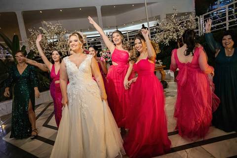 As melhores ideias e inspirações criativas de fotos de casamento registradas por fotógrafos profissionais de eventos da empresa Criativus Foto e Vídeo na Igreja Paróquia Nossa Senhora das Graças: Fotos protocolares da noiva com as madrinhas'