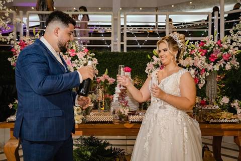 As melhores ideias e inspirações criativas de fotos de casamento registradas por fotógrafos profissionais de eventos da empresa Criativus Foto e Vídeo na Igreja Paróquia Nossa Senhora das Graças: Fotos protocolares dos noivos na festa '