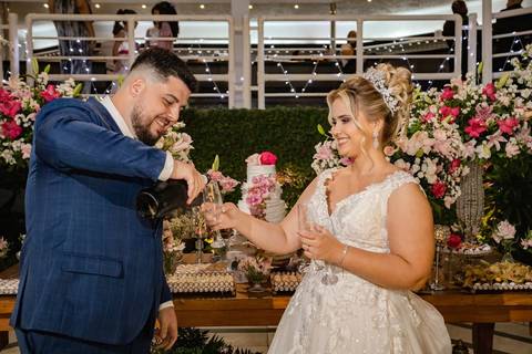 As melhores ideias e inspirações criativas de fotos de casamento registradas por fotógrafos profissionais de eventos da empresa Criativus Foto e Vídeo na Igreja Paróquia Nossa Senhora das Graças: Fotos protocolares dos noivos na festa'
