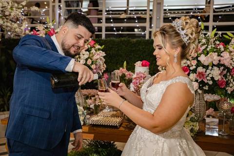 As melhores ideias e inspirações criativas de fotos de casamento registradas por fotógrafos profissionais de eventos da empresa Criativus Foto e Vídeo na Igreja Paróquia Nossa Senhora das Graças: Fotos protocolares dos noivos na festa '
