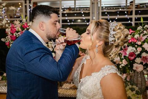 As melhores ideias e inspirações criativas de fotos de casamento registradas por fotógrafos profissionais de eventos da empresa Criativus Foto e Vídeo na Igreja Paróquia Nossa Senhora das Graças: Fotos protocolares dos noivos na festa '