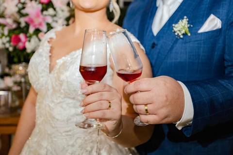 As melhores ideias e inspirações criativas de fotos de casamento registradas por fotógrafos profissionais de eventos da empresa Criativus Foto e Vídeo na Igreja Paróquia Nossa Senhora das Graças: Fotos protocolares dos noivos na festa '