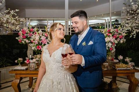 As melhores ideias e inspirações criativas de fotos de casamento registradas por fotógrafos profissionais de eventos da empresa Criativus Foto e Vídeo na Igreja Paróquia Nossa Senhora das Graças: Fotos protocolares dos noivos na festa '