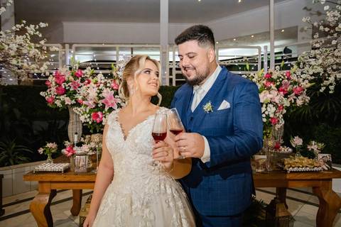 As melhores ideias e inspirações criativas de fotos de casamento registradas por fotógrafos profissionais de eventos da empresa Criativus Foto e Vídeo na Igreja Paróquia Nossa Senhora das Graças: Fotos protocolares dos noivos na festa '