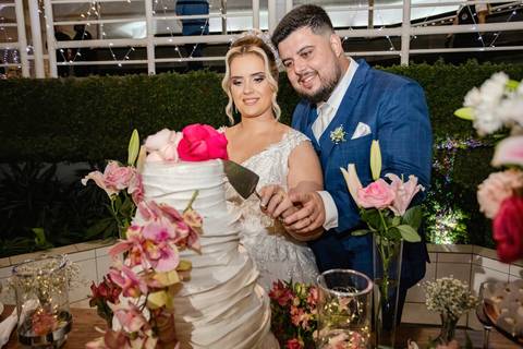 As melhores ideias e inspirações criativas de fotos de casamento registradas por fotógrafos profissionais de eventos da empresa Criativus Foto e Vídeo na Igreja Paróquia Nossa Senhora das Graças: Fotos protocolares dos noivos na festa '