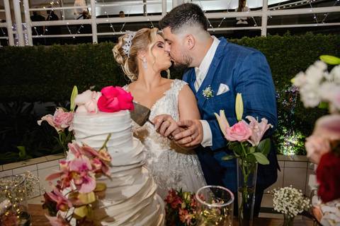 As melhores ideias e inspirações criativas de fotos de casamento registradas por fotógrafos profissionais de eventos da empresa Criativus Foto e Vídeo na Igreja Paróquia Nossa Senhora das Graças: Fotos protocolares dos noivos na festa '