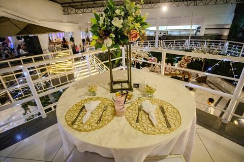 As melhores ideias e inspirações criativas de fotos de casamento registradas por fotógrafos profissionais de eventos da empresa Criativus Foto e Vídeo na Igreja Paróquia Nossa Senhora das Graças: Fotos protocolares dos noivos na festa '