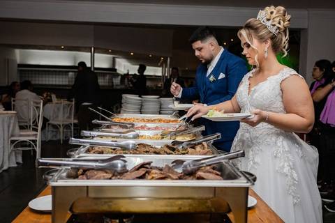 As melhores ideias e inspirações criativas de fotos de casamento registradas por fotógrafos profissionais de eventos da empresa Criativus Foto e Vídeo na Igreja Paróquia Nossa Senhora das Graças: Fotos dos noivos na festa '