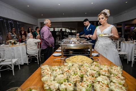 As melhores ideias e inspirações criativas de fotos de casamento registradas por fotógrafos profissionais de eventos da empresa Criativus Foto e Vídeo na Igreja Paróquia Nossa Senhora das Graças: Fotos dos noivos na festa '