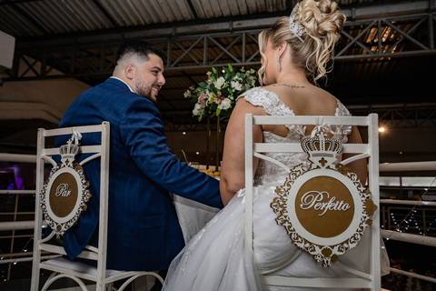 As melhores ideias e inspirações criativas de fotos de casamento registradas por fotógrafos profissionais de eventos da empresa Criativus Foto e Vídeo na Igreja Paróquia Nossa Senhora das Graças: Fotos dos noivos na festa '