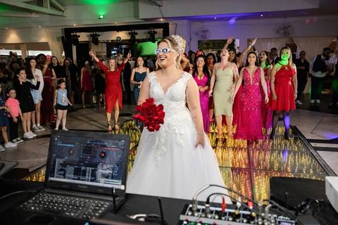 As melhores ideias e inspirações criativas de fotos de casamento registradas por fotógrafos profissionais de eventos da empresa Criativus Foto e Vídeo na Igreja Paróquia Nossa Senhora das Graças: Fotos dos noivos na festa '