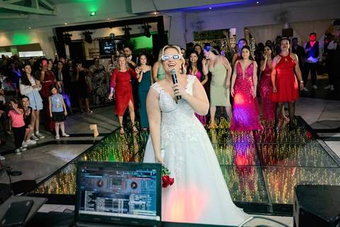 As melhores ideias e inspirações criativas de fotos de casamento registradas por fotógrafos profissionais de eventos da empresa Criativus Foto e Vídeo na Igreja Paróquia Nossa Senhora das Graças: Fotos dos noivos na festa '