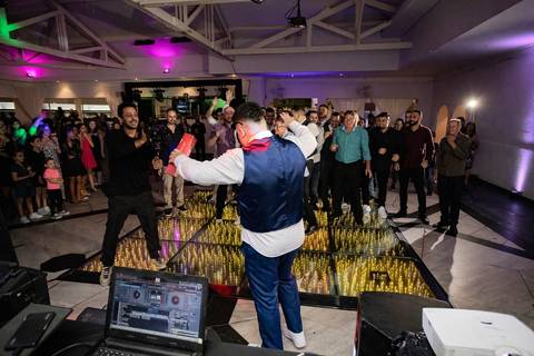 As melhores ideias e inspirações criativas de fotos de casamento registradas por fotógrafos profissionais de eventos da empresa Criativus Foto e Vídeo na Igreja Paróquia Nossa Senhora das Graças: Fotos dos noivos na festa '