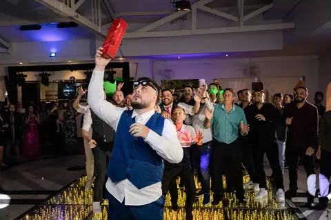 As melhores ideias e inspirações criativas de fotos de casamento registradas por fotógrafos profissionais de eventos da empresa Criativus Foto e Vídeo na Igreja Paróquia Nossa Senhora das Graças: Fotos dos noivos na festa '