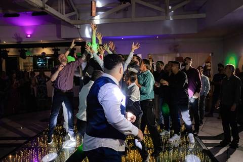 As melhores ideias e inspirações criativas de fotos de casamento registradas por fotógrafos profissionais de eventos da empresa Criativus Foto e Vídeo na Igreja Paróquia Nossa Senhora das Graças: Fotos dos noivos na festa '