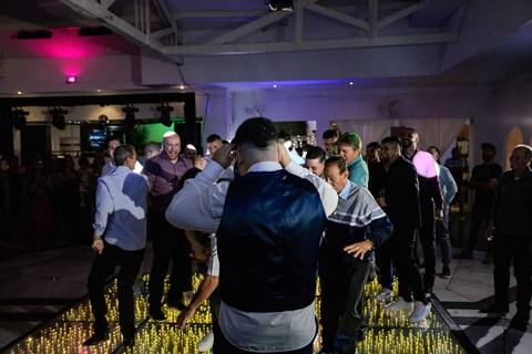 As melhores ideias e inspirações criativas de fotos de casamento registradas por fotógrafos profissionais de eventos da empresa Criativus Foto e Vídeo na Igreja Paróquia Nossa Senhora das Graças: Fotos dos noivos na festa '