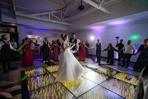 As melhores ideias e inspirações criativas de fotos de casamento registradas por fotógrafos profissionais de eventos da empresa Criativus Foto e Vídeo na Igreja Paróquia Nossa Senhora das Graças: Fotos dos noivos na festa '
