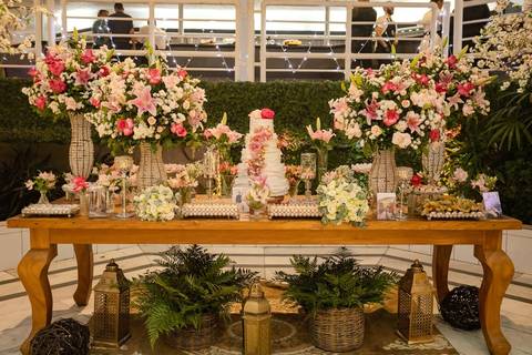As melhores ideias e inspirações criativas de fotos de casamento registradas por fotógrafos profissionais de eventos da empresa Criativus Foto e Vídeo na Igreja Paróquia Nossa Senhora das Graças: Fotos da mesa do bolo'