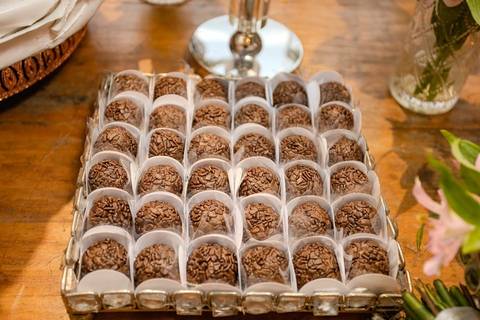 As melhores ideias e inspirações criativas de fotos de casamento registradas por fotógrafos profissionais de eventos da empresa Criativus Foto e Vídeo na Igreja Paróquia Nossa Senhora das Graças: Fotos dos docinhos da festa'