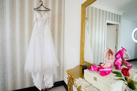 As melhores ideias e inspirações criativas de fotos de casamento registradas por fotógrafos profissionais de eventos da empresa Criativus Foto e Vídeo no salão Nide e Élida: Fotos do making of da noiva'