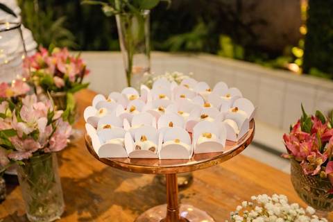 As melhores ideias e inspirações criativas de fotos de casamento registradas por fotógrafos profissionais de eventos da empresa Criativus Foto e Vídeo na Igreja Paróquia Nossa Senhora das Graças: Fotos dos docinhos da festa'