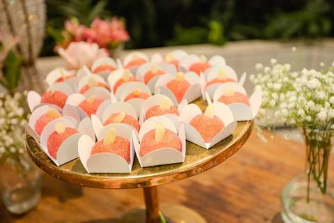 As melhores ideias e inspirações criativas de fotos de casamento registradas por fotógrafos profissionais de eventos da empresa Criativus Foto e Vídeo na Igreja Paróquia Nossa Senhora das Graças: Fotos dos docinhos da festa'